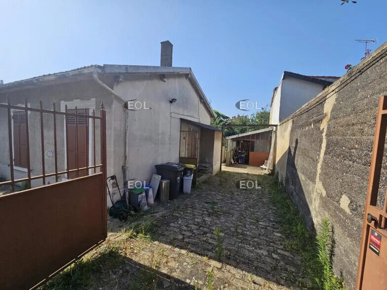Local d'activités dans Maisons-Alfort à vendre - Photo de l’immeuble – Image 3 sur 19
