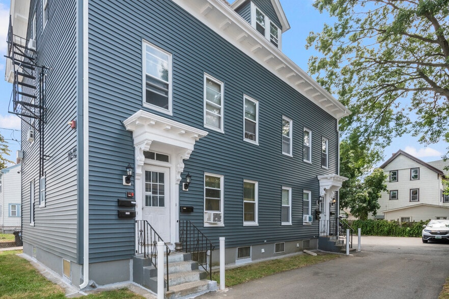 10 Evaleen St, Central Falls, RI à vendre - Photo de l’immeuble – Image 2 sur 24
