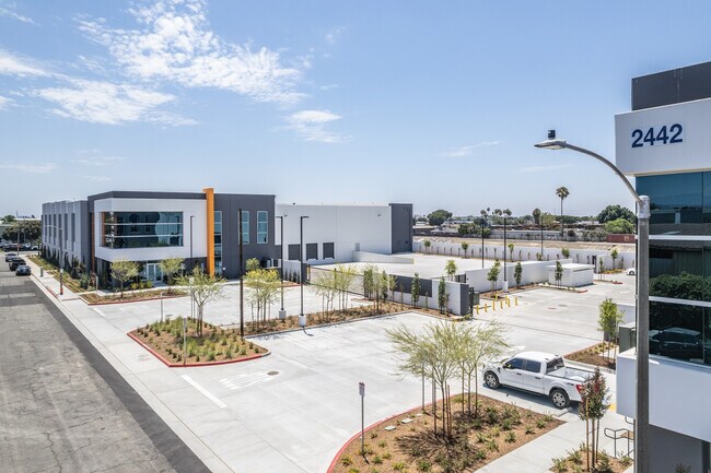 Plus de détails pour 2442 N American Way, Orange, CA - Industriel/Logistique à louer