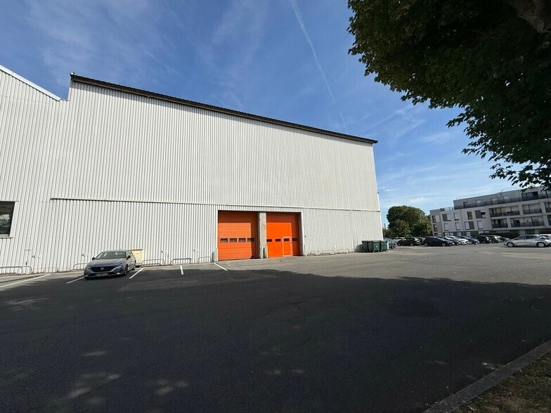 Industriel/Logistique dans Persan à louer - Photo de l’immeuble – Image 1 sur 9