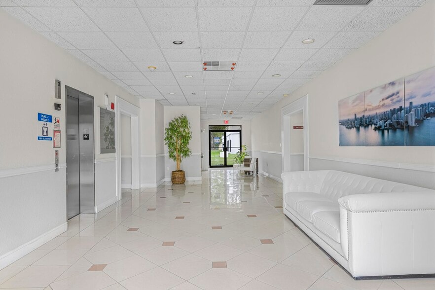 9240 Sunset Dr, Miami, FL à louer - Photo de l’immeuble – Image 3 sur 3