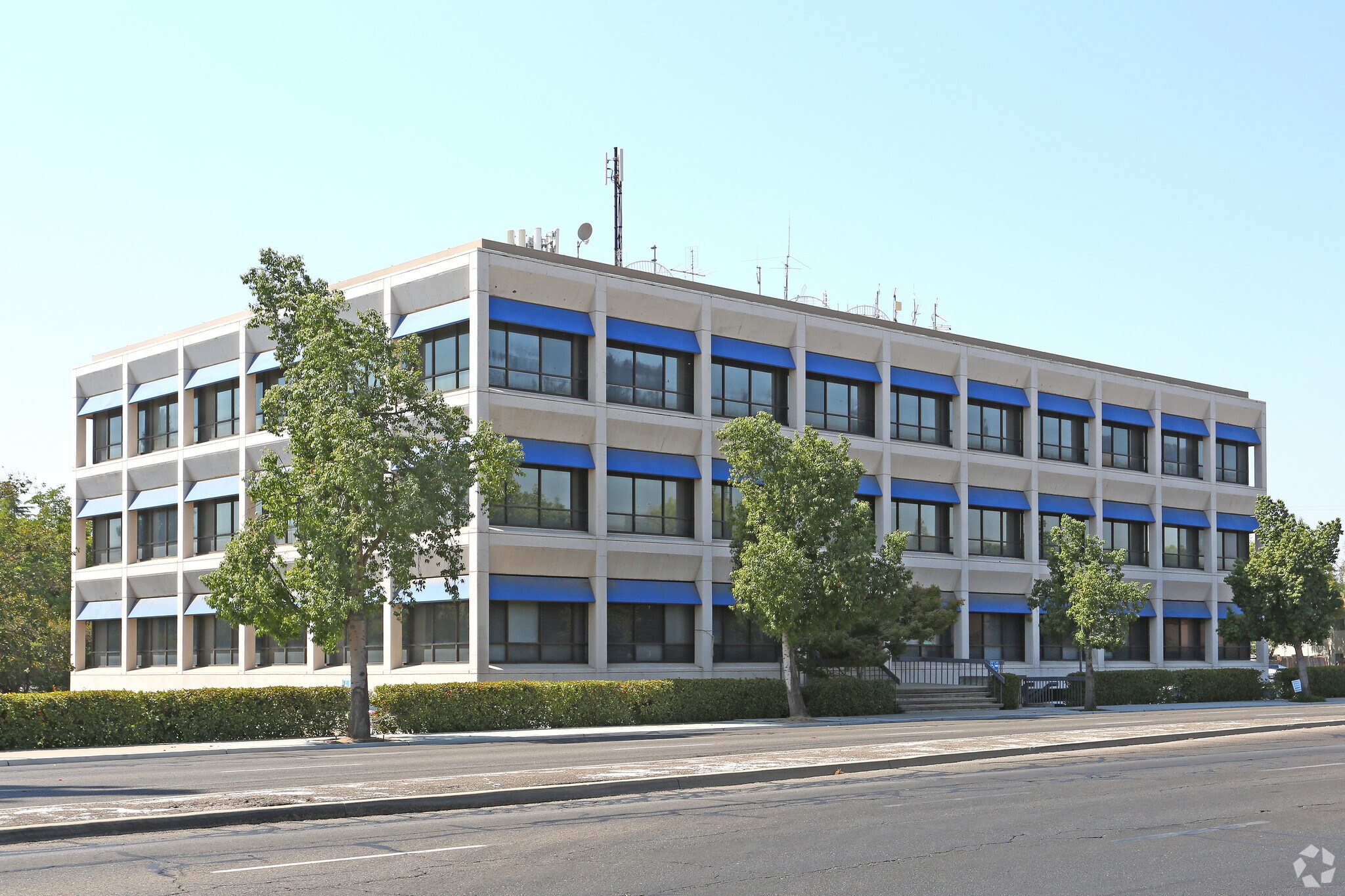 1071 W Shaw Ave, Fresno, CA à louer Photo principale– Image 1 sur 4