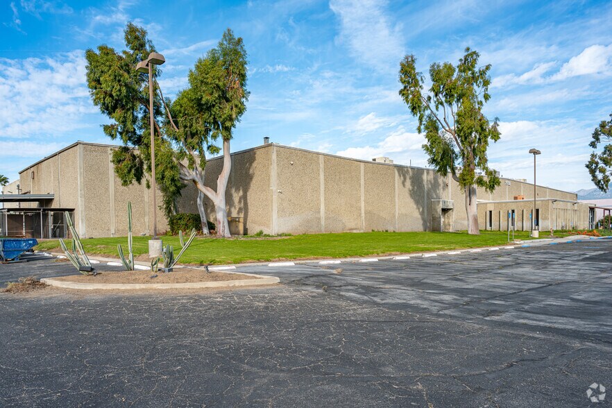 1930 S Vineyard Ave, Ontario, CA à vendre - Photo de l’immeuble – Image 3 sur 3