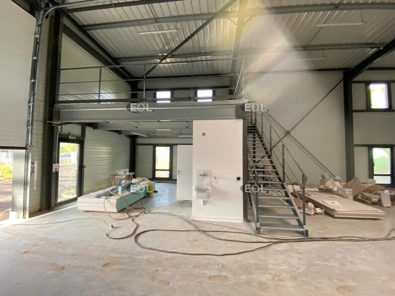 Local d’activités dans Saint-Germain-Laxis à louer - Photo de l’immeuble – Image 1 sur 9