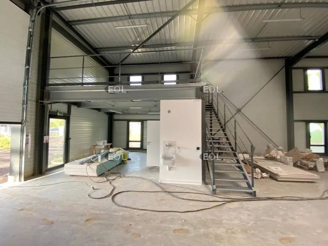 Local d’activités dans Saint-Germain-Laxis à louer Photo de l’immeuble– Image 1 sur 10