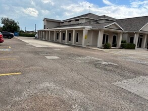 5034 Holly Rd, Corpus Christi, TX à louer Photo de l’immeuble– Image 2 sur 2
