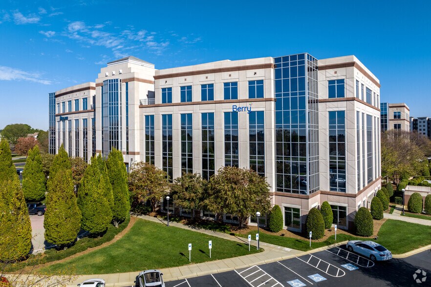 9115 Harris Corners Pky, Charlotte, NC à louer - Photo principale – Image 1 sur 14