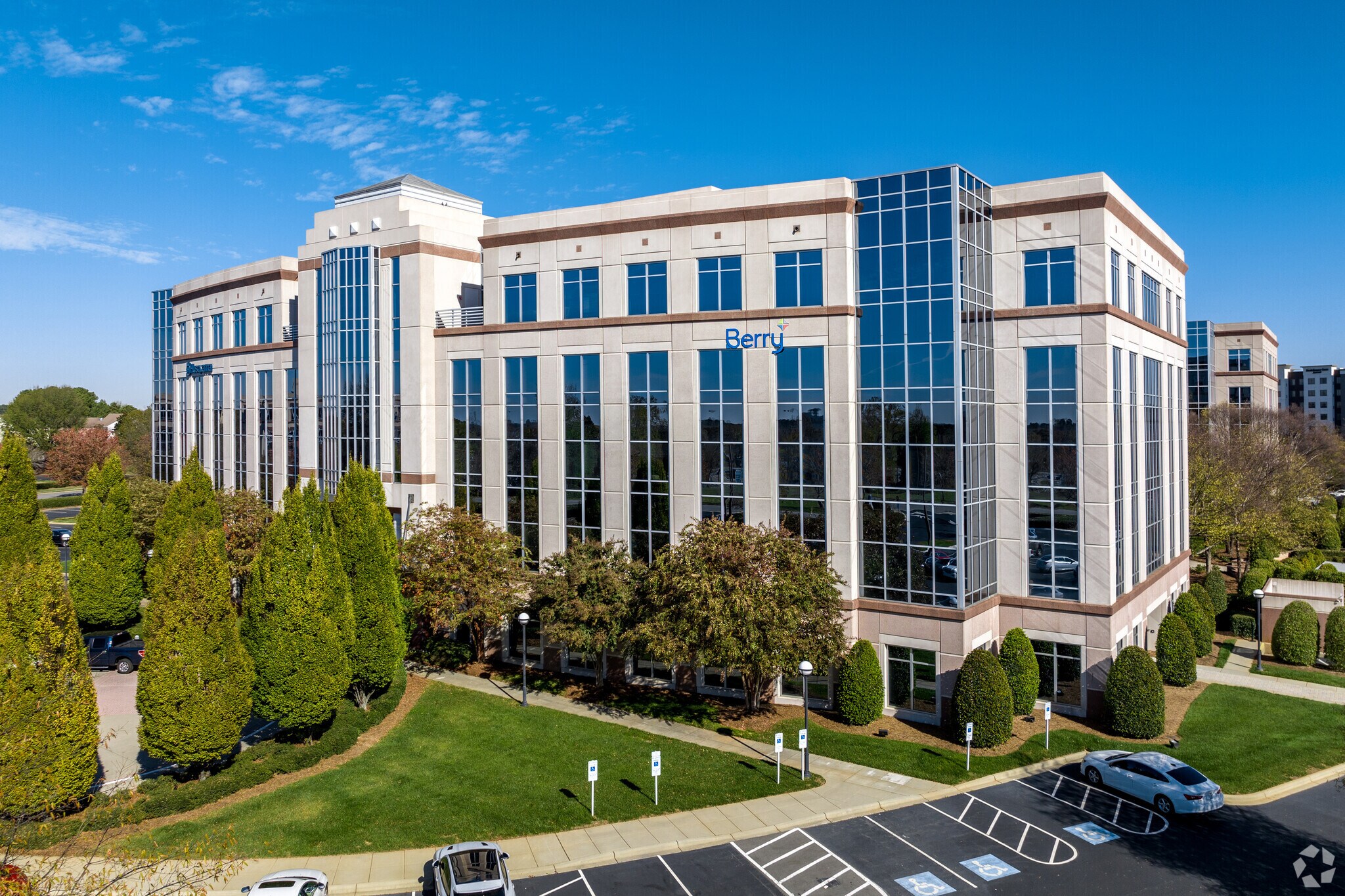 9115 Harris Corners Pky, Charlotte, NC à louer Photo principale– Image 1 sur 15