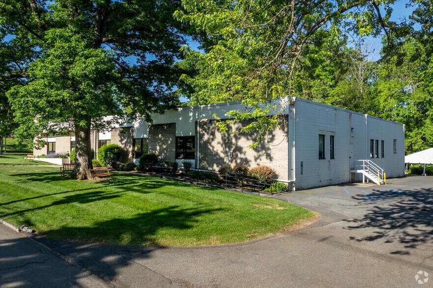 2 Russo Pl, Berkeley Heights, NJ à vendre - Photo principale – Image 3 sur 12