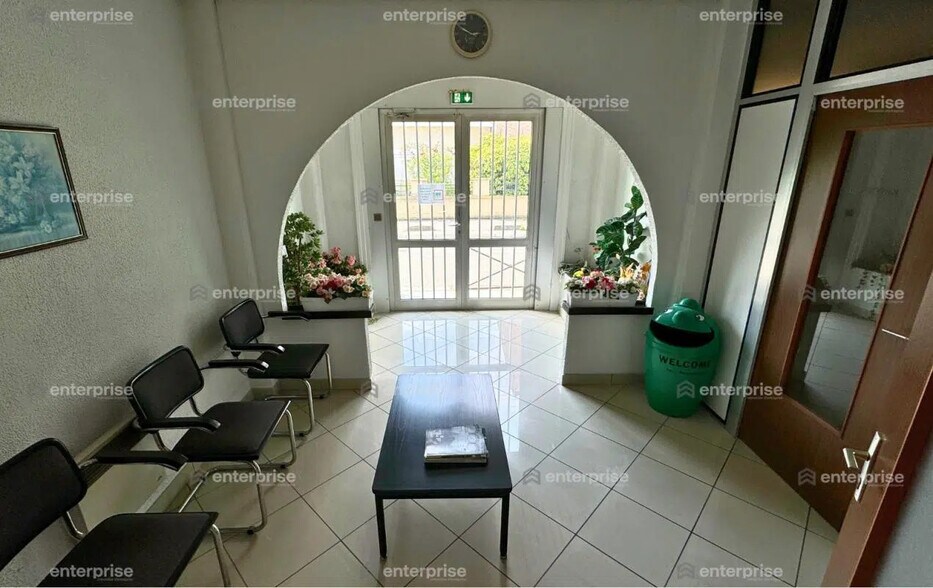 Local d’activités dans Sin-le-Noble à louer - Hall d’entrée – Image 3 sur 5