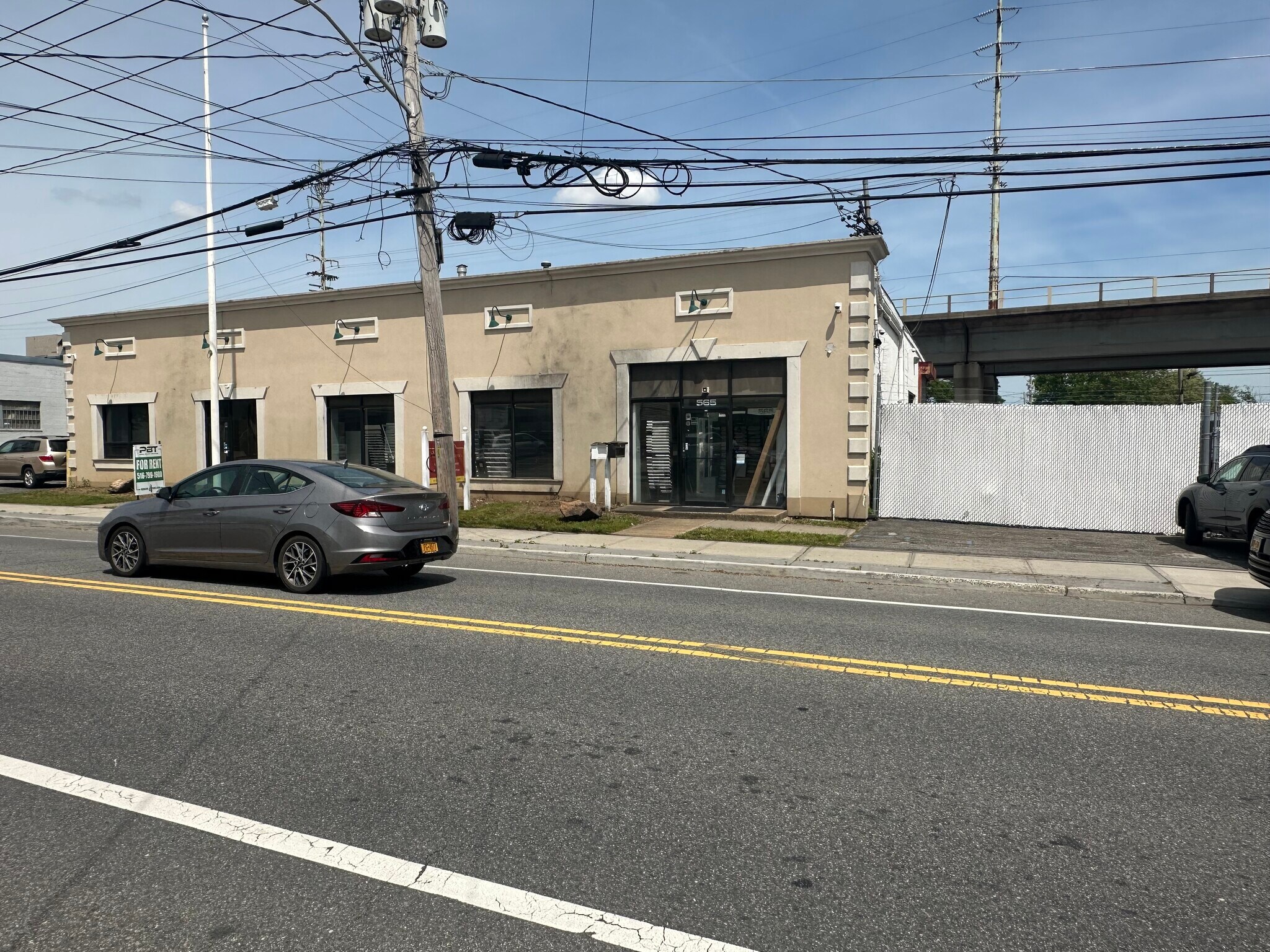 565 Oak St, Copiague, NY à louer Photo de l’immeuble– Image 1 sur 5