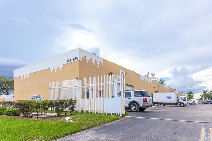 12458 NW 38th Ave, Opa Locka, FL à louer - Photo de l’immeuble – Image 2 sur 10