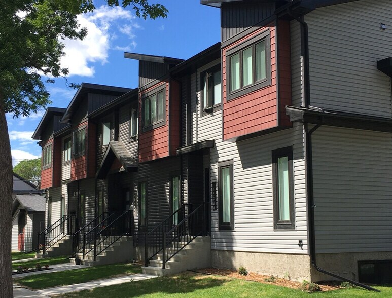 11006 108 Ave NW, Edmonton, AB à vendre - Photo de l’immeuble – Image 2 sur 2