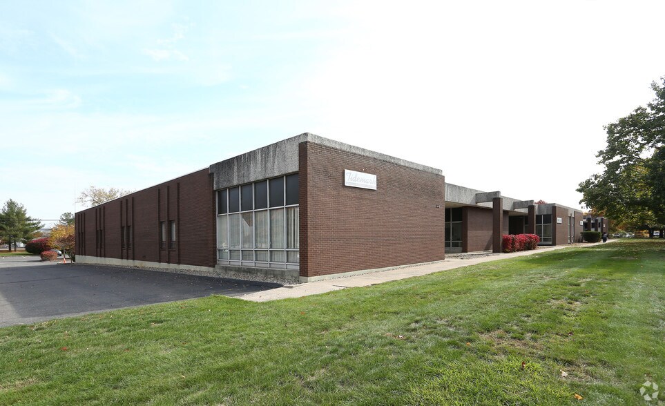 22 Prestige Park Cir, East Hartford, CT à louer - Photo de l’immeuble – Image 2 sur 6