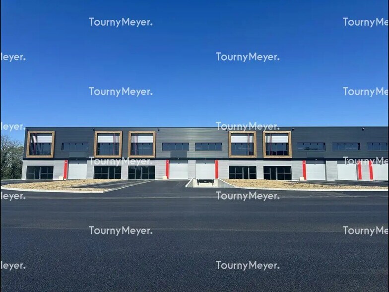 Local d’activités dans Saint-Étienne-de-Montluc à louer - Photo de l’immeuble – Image 2 sur 5