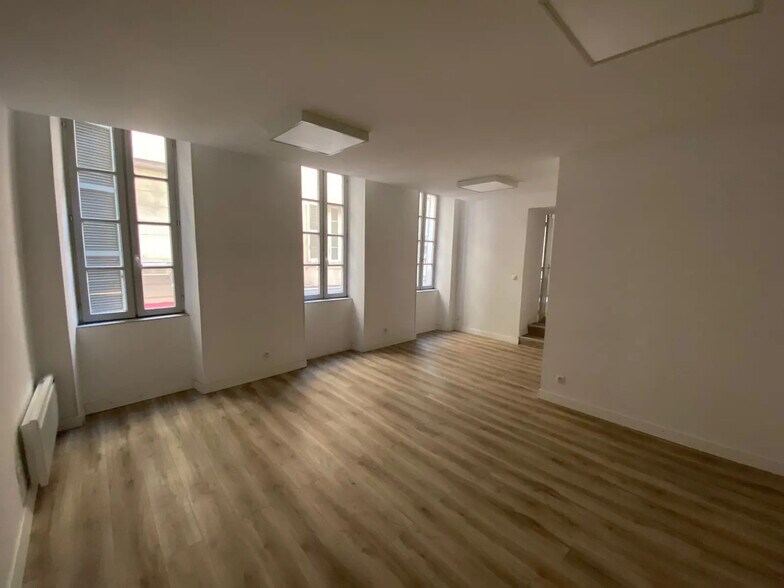 Bureau dans Marseille à louer - Photo de l’immeuble – Image 2 sur 5