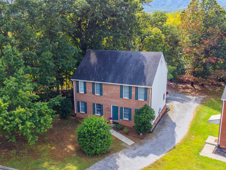 5522 Crestwood Dr, Cave Spring, VA à vendre - Photo principale – Image 1 sur 9