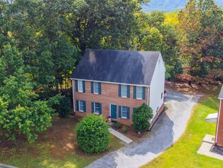 Plus de détails pour 5522 Crestwood Dr, Cave Spring, VA - Logement à vendre