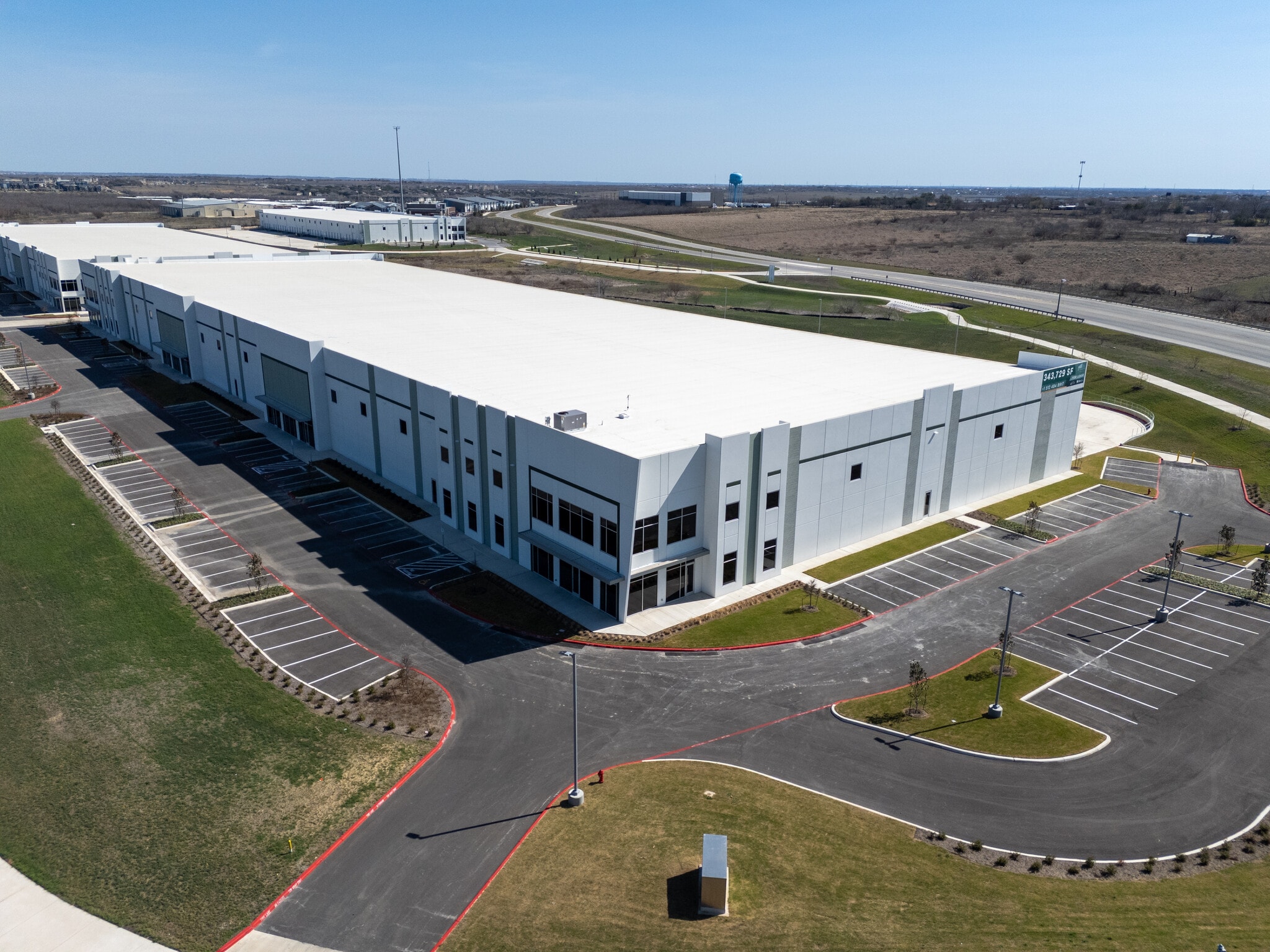 1600 E McCarty Ln, San Marcos, TX à louer Photo de l’immeuble– Image 1 sur 10