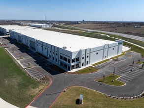 1600 E McCarty Ln, San Marcos, TX à louer Photo de l’immeuble– Image 1 sur 10