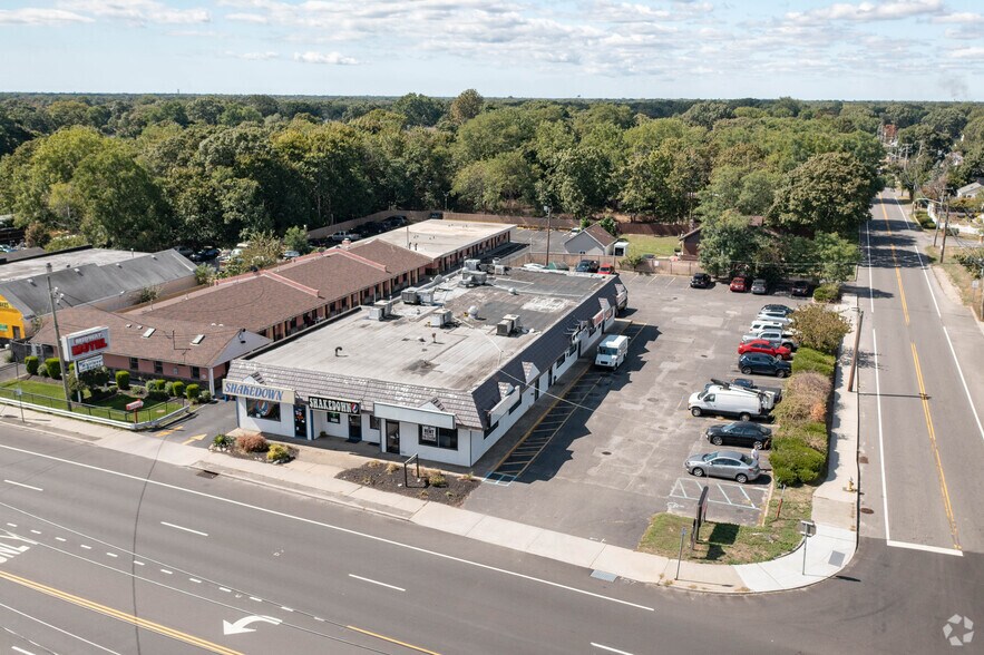 554 Route 112, Patchogue, NY à vendre - Aérien – Image 3 sur 6
