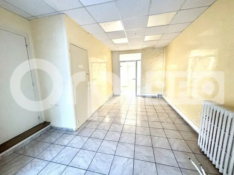Local commercial dans Compiègne à louer - Photo de l’immeuble – Image 3 sur 5