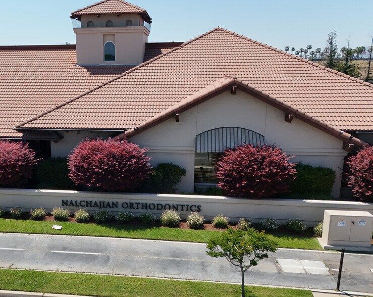 7501 N Fresno St, Fresno, CA à louer - Photo de l’immeuble – Image 3 sur 3
