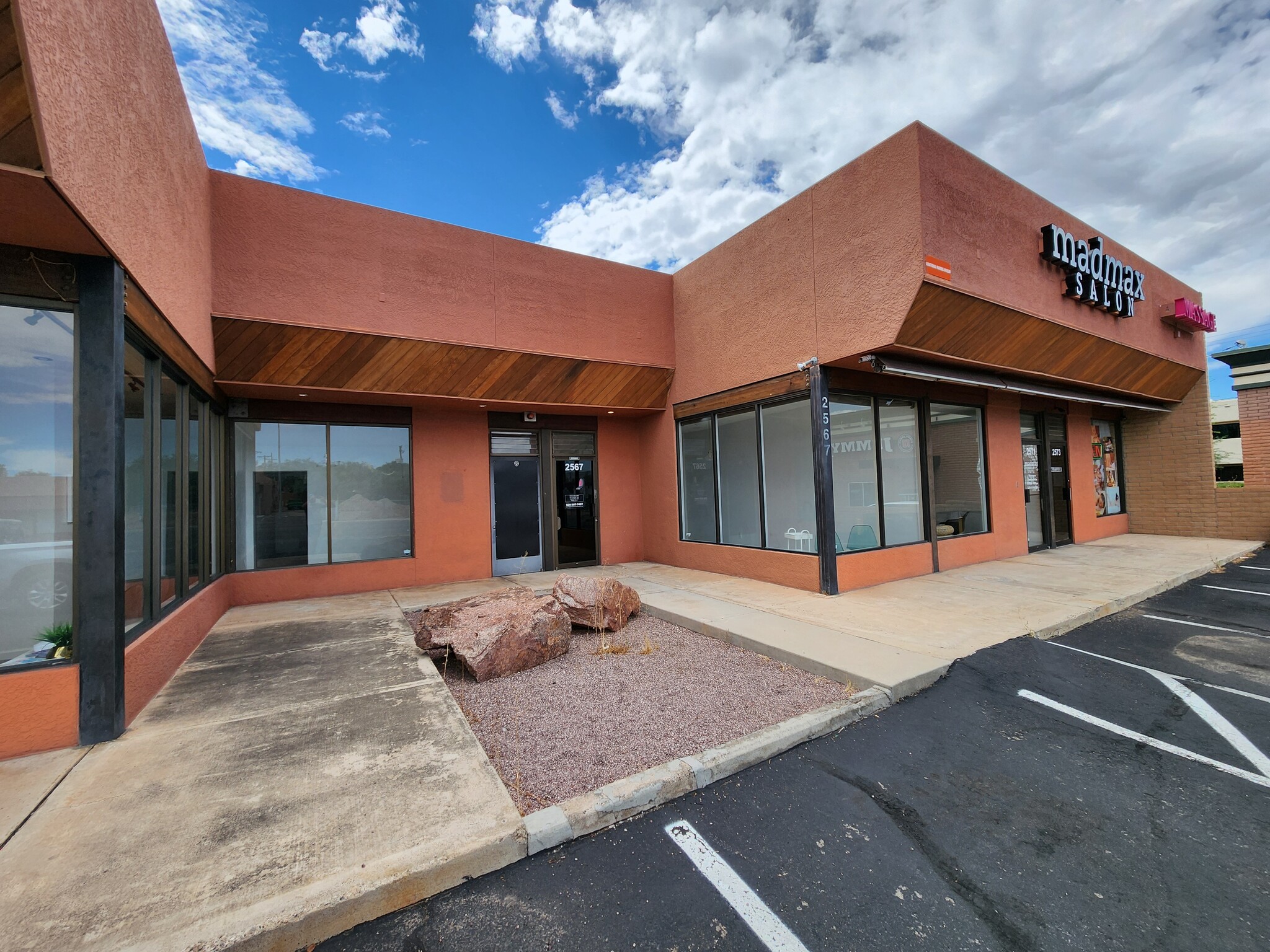 2555-2573 N Campbell Ave, Tucson, AZ à louer Photo de l’immeuble– Image 1 sur 8