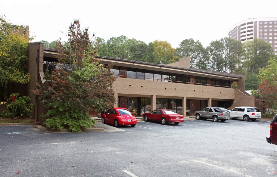 1549 Clairmont Rd, Decatur, GA à vendre - Photo de l’immeuble – Image 2 sur 5