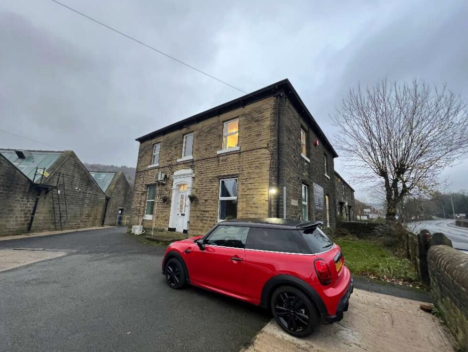 196 Huddersfield Rd, Holmfirth à louer Photo principale– Image 1 sur 3