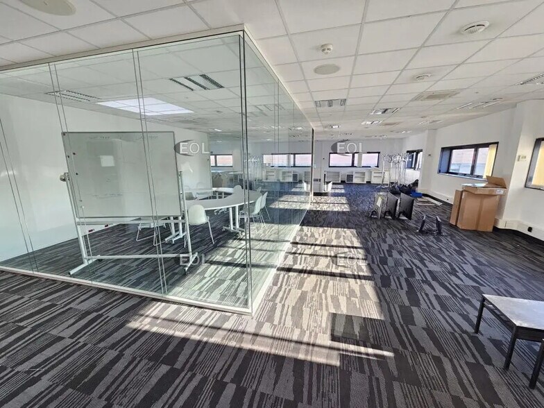 Local d’activités dans Ivry-sur-Seine à louer - Photo de l’immeuble – Image 2 sur 12