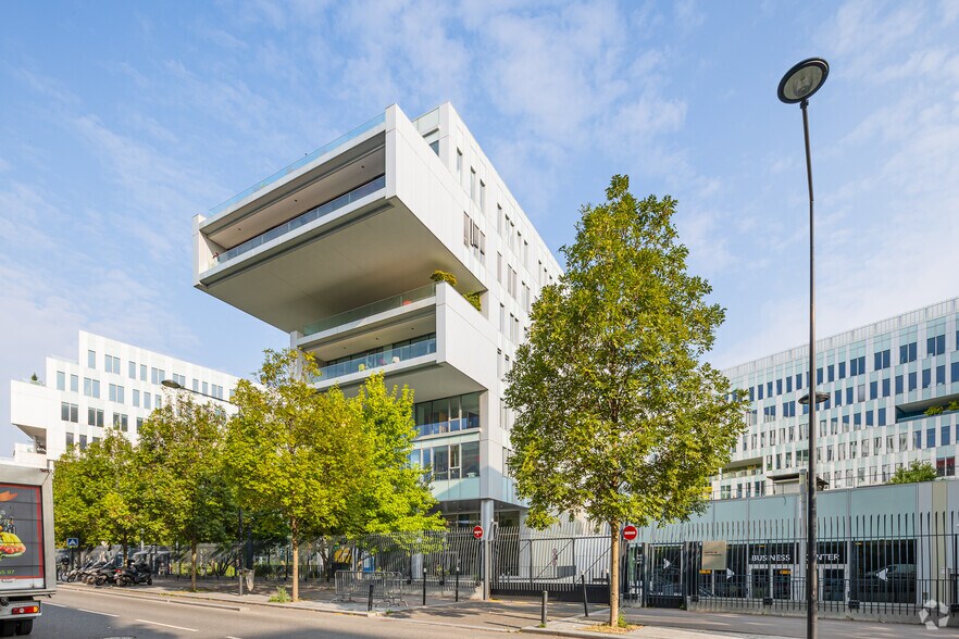 Bureau dans Saint-Denis à louer - Photo de l’immeuble – Image 3 sur 14