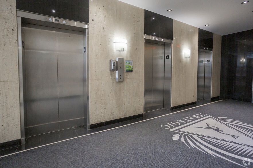 940-950 6th Ave SW, Calgary, AB à louer - Hall d’entrée – Image 3 sur 17