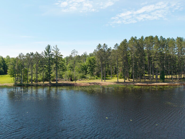 8767 S Lyman Lake Rd, South Range, WI à vendre - Photo principale – Image 1 sur 26