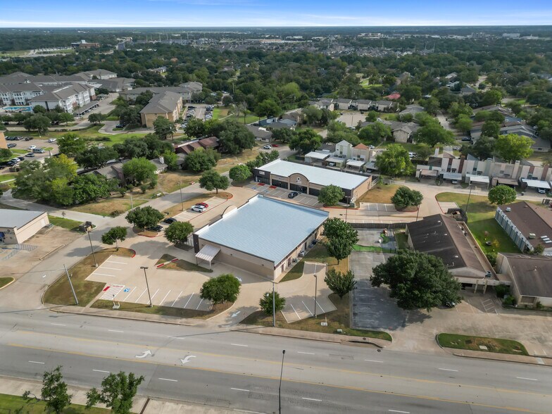 2304 De Lee St, Bryan, TX à louer - Photo de l’immeuble – Image 3 sur 10