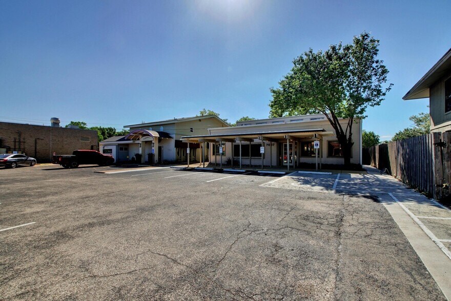 7007 Hart Ln, Austin, TX à vendre - Photo de l’immeuble – Image 2 sur 5