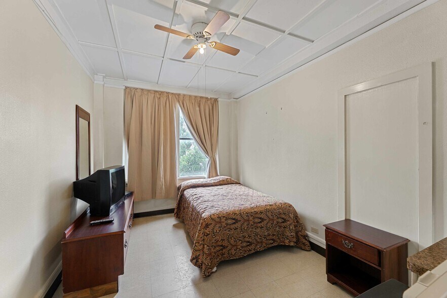 104 E North St, Uvalde, TX à vendre - Photo de l’immeuble – Image 3 sur 6