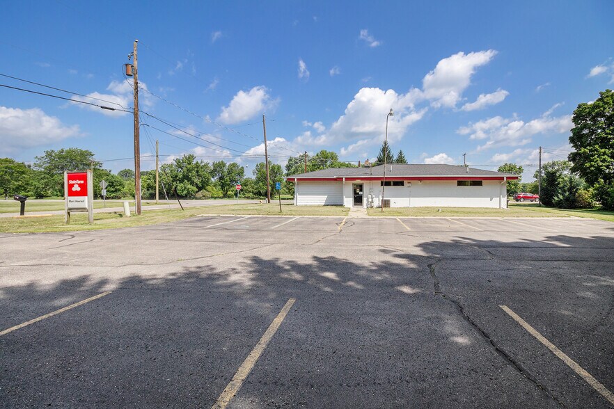 5204 Davison Rd, Burton, MI à vendre - Photo de l’immeuble – Image 2 sur 17