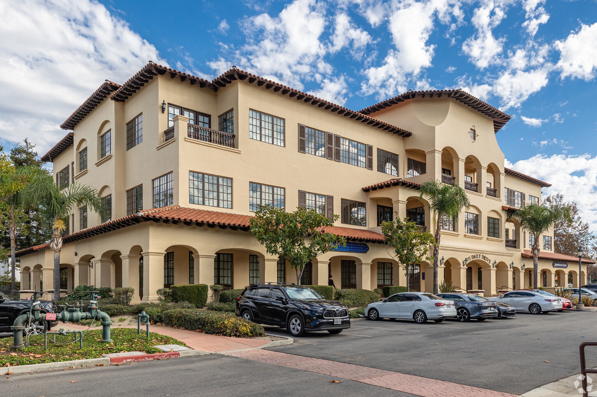 771 E Daily Dr, Camarillo, CA à louer Photo principale– Image 1 sur 8