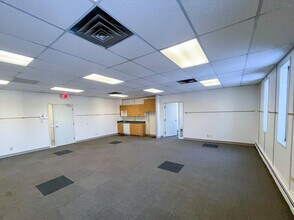 2445 13th Av, Regina, SK à louer Photo intérieure– Image 2 sur 2