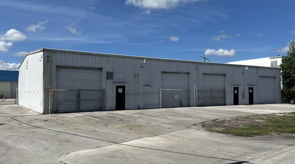 1621 President Barack Obama Hwy, Riviera Beach, FL à louer - Photo de l’immeuble – Image 2 sur 5