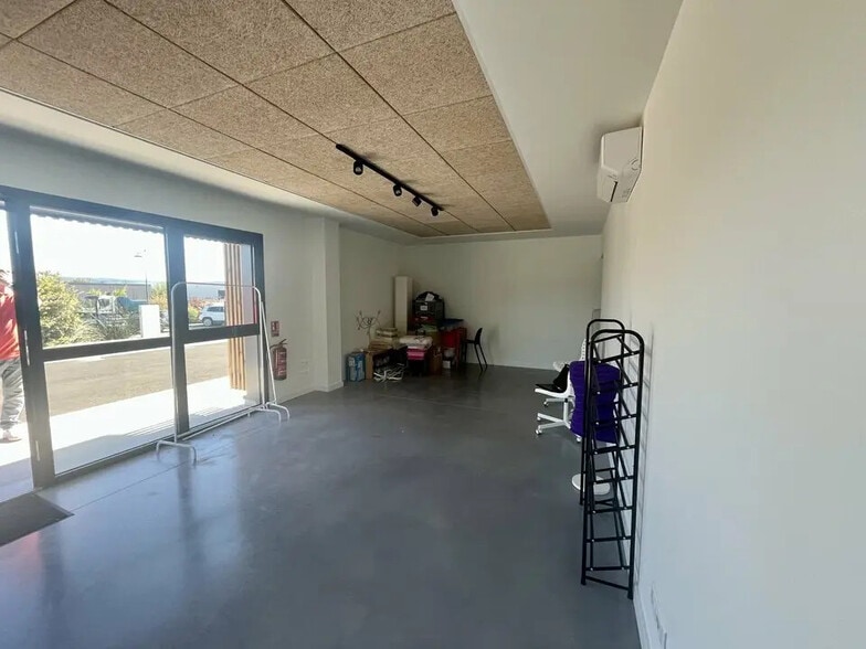 Bureau dans Saint-Estève-Janson à louer - Photo intérieure – Image 2 sur 5