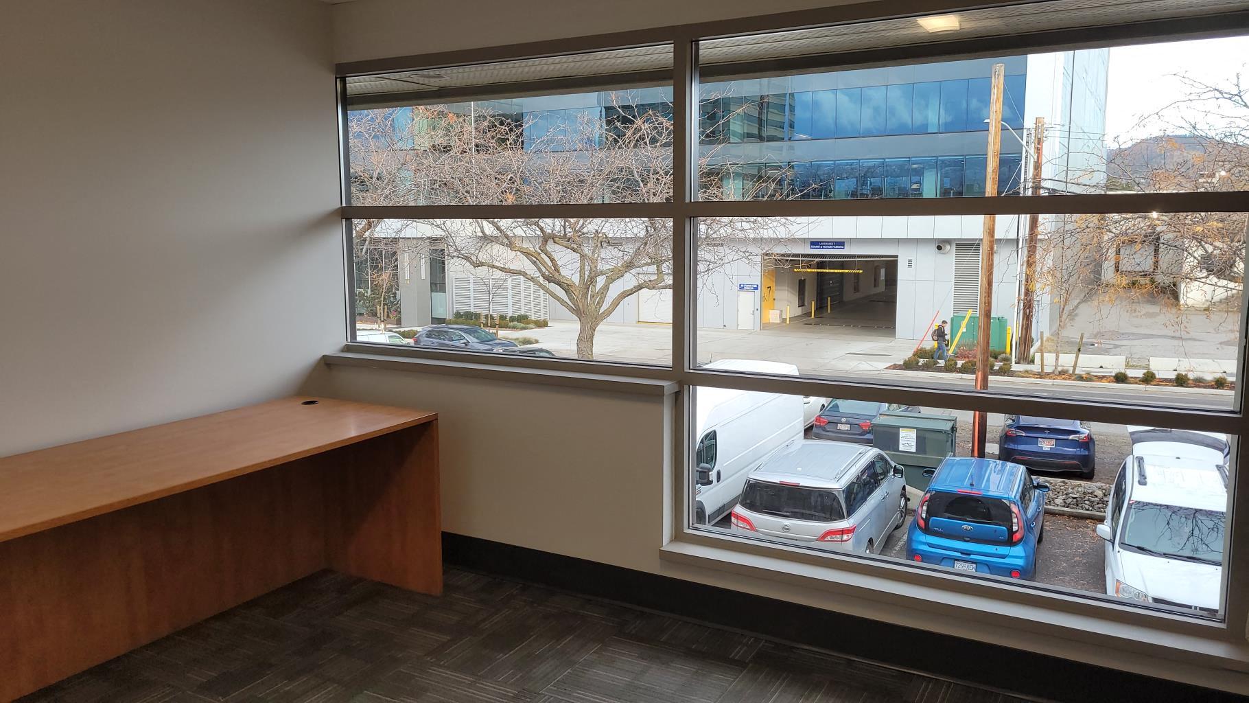 1715 Dickson Av, Kelowna, BC à louer Photo principale– Image 1 sur 6