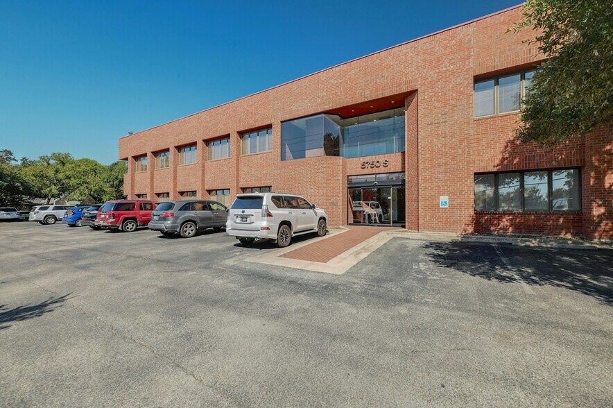 5750 Balcones Dr, Austin, TX à louer - Photo de l’immeuble – Image 2 sur 30