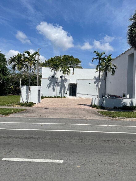 133 Grand Ave, Miami, FL à louer - Photo de l’immeuble – Image 3 sur 10