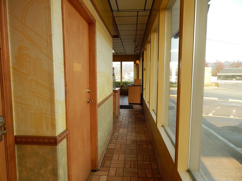 4872 Grange Rd, Roseburg, OR à vendre - Photo intérieure – Image 2 sur 14