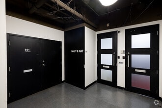 225 Rue Chabanel O, Montréal, QC à louer Photo intérieure– Image 1 sur 6