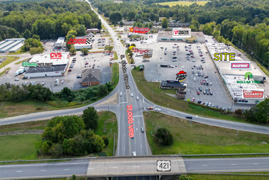 948 S State St, Yadkinville, NC à louer - Photo de l’immeuble – Image 1 sur 3