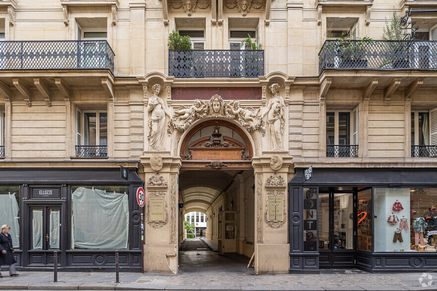 84 Rue De Grenelle, Paris à louer - Photo de l’immeuble – Image 2 sur 3