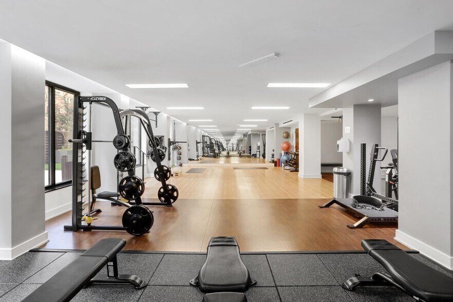 330 W 58th St, New York, NY à louer - Photo de l’immeuble – Image 3 sur 7